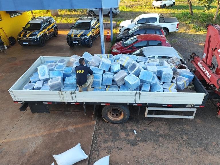 PRF intercepta caminhão na BR 158, em Três Lagoas e descobre 4,7 toneladas da droga ocultas sob sacos de sementes de girassol