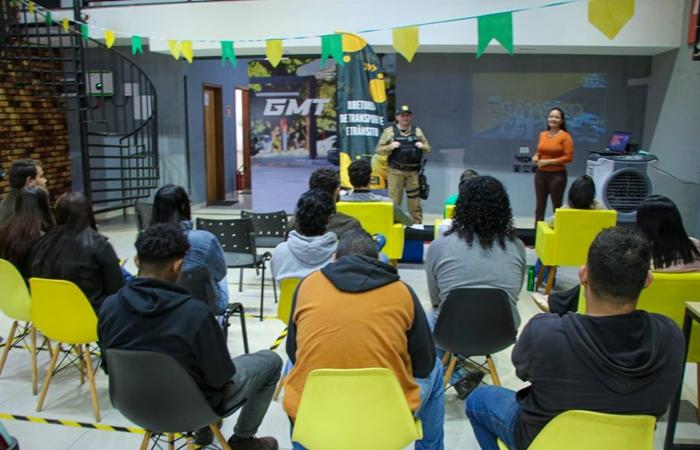 Segurança no trânsito é tema de palestra do DEPTRAN em empresa do município