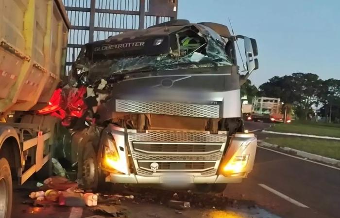 Acidente na BR 158 atinge traseira de caminhão e deixa motorista ferido