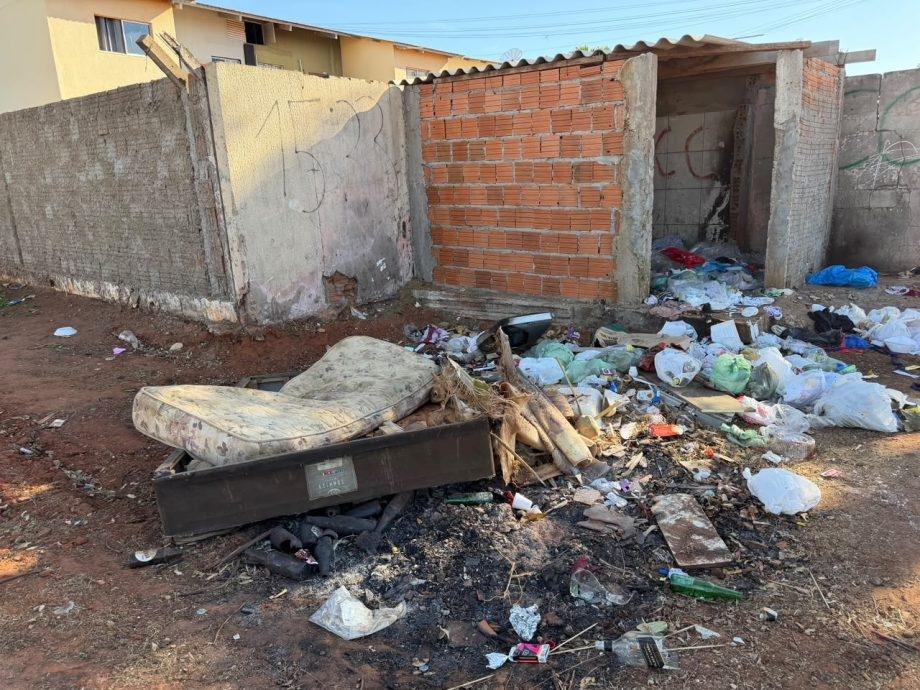 Em menos de 10 dias após força-tarefa, descarte irregular de lixo volta a tomar conta dos Bairros Novo Oeste e Nova Três Lagoas