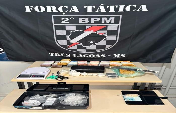 Força Tática prende homem com quase 2 kg de drogas e R$ 13 mil em espécie