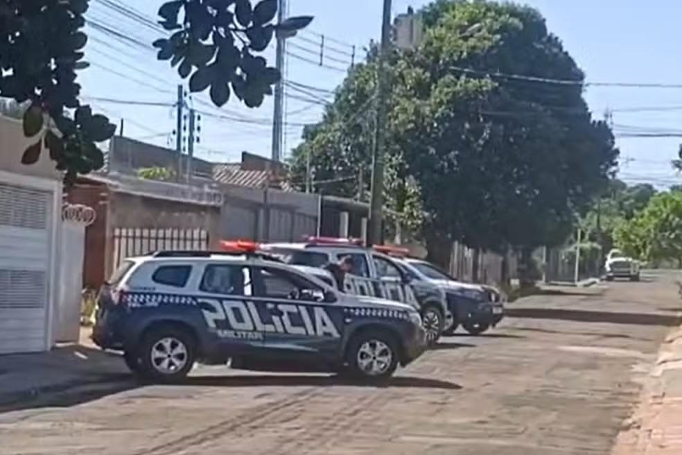 Homem é preso após tentar matar esposa e fugir com filho bebê em MS