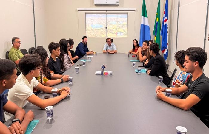 Parlamento Jovem apresenta propostas ao prefeito e fortalece protagonismo da juventude 