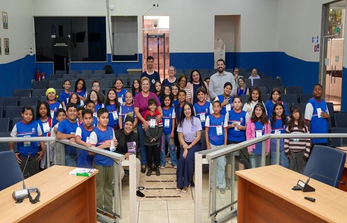 Estudantes participam de palestra do Agosto Lilás, durante a Visita Guiada
