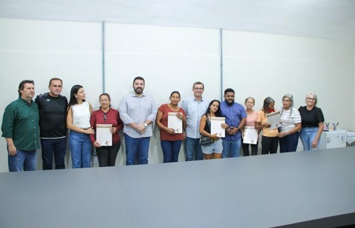 Prefeitura entrega escrituras a moradores do Orquídeas e transforma espera de décadas em realidade