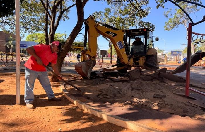 Prefeitura inicia manutenção no parquinho da Lagoa Maior e substitui piso de borracha por areia fina