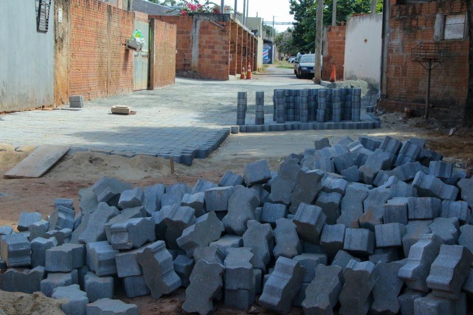 Rua Santa Branca recebe pavimento intertravado e adota conceito de rua compartilhada no Jardim Itamaraty