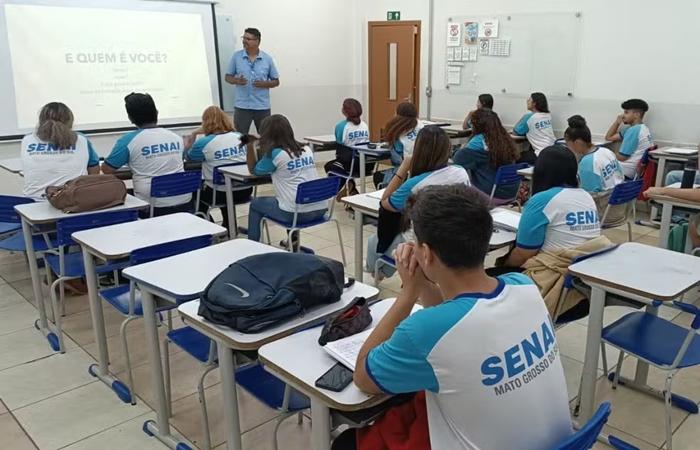 Senai oferece auxílio de R$ 300 por mês para quem fizer cursos técnicos gratuitos