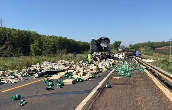 Colisão frontal entre duas carretas deixa dois mortos em rodovia de MS