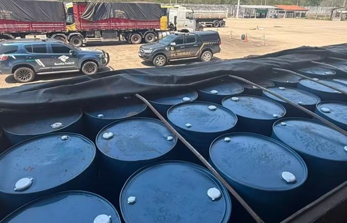 Receita e PF apreendem 15 toneladas de produto usado para fabricar cocaína na fronteira de MS
