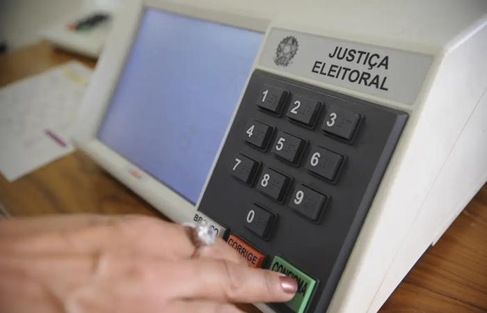 TSE encerra julgamento de candidaturas e lacra sistemas das urnas nesta segunda