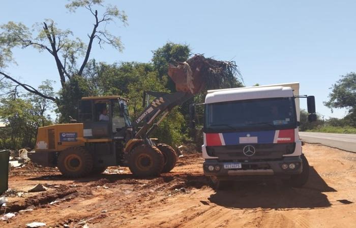 Prefeitura realiza limpeza de lixeiras próximas às rodovias e alerta sobre descarte irregular