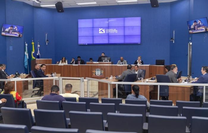 Vereadores autorizam implantação de QR Code em placas de obras e uso de focinheira em cães de grande porte
