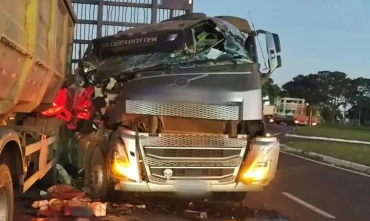 Acidente na BR 158 atinge traseira de caminhão e deixa motorista ferido