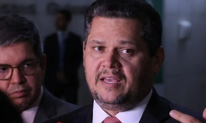 Alcolumbre envia PEC do fim da escala 6x1 para CCJ do Senado 