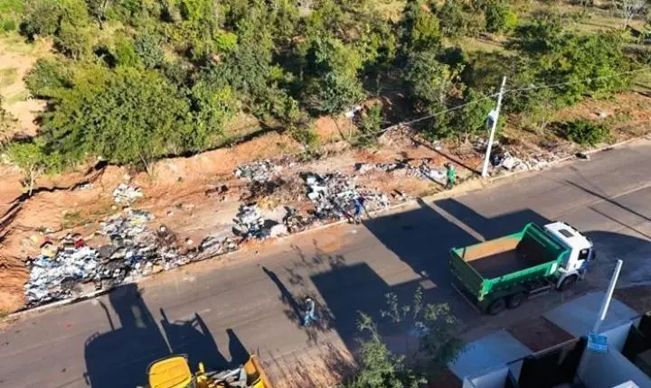 Após ação no Novo Oeste, Prefeitura realiza limpeza de entulhos no bairro Nova Três Lagoas