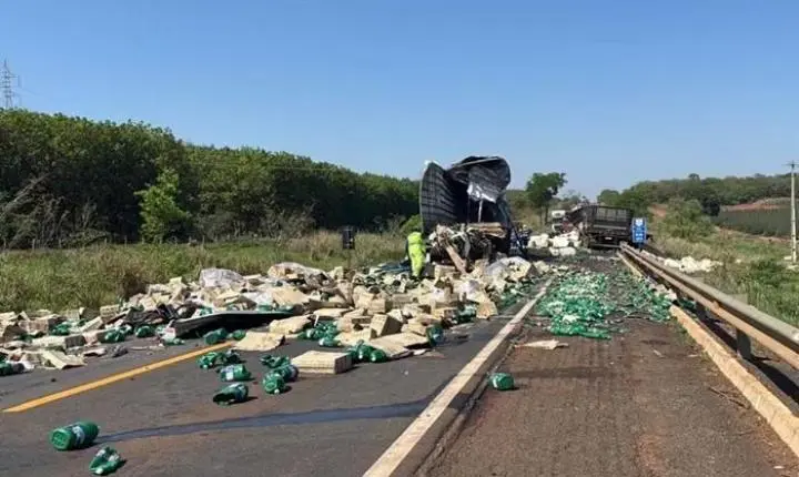 Colisão frontal entre duas carretas deixa dois mortos em rodovia de MS