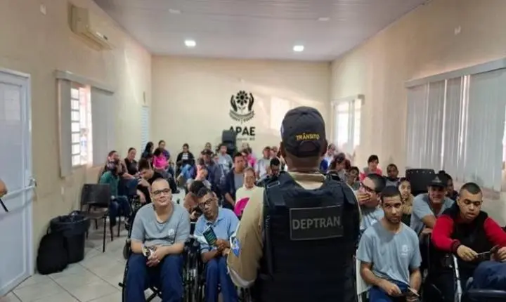 DEPTRAN realiza ação educativa na APAE durante a Semana Nacional de Trânsito