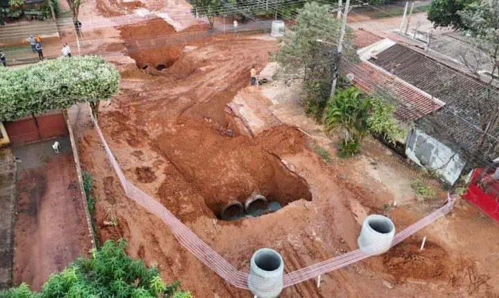 Em menos de 24h, Prefeitura amplia equipes em campo e avança rapidamente nos reparos de cratera no Jardim Rodrigues