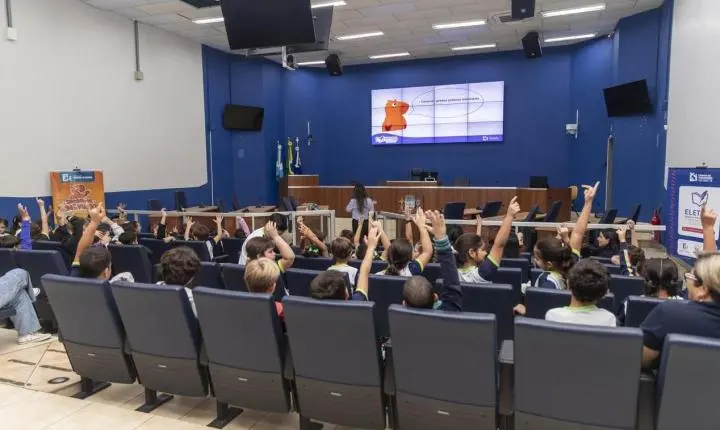Estudantes de 3º e 4º anos da Funlec são recepcionados na Visita Guiada