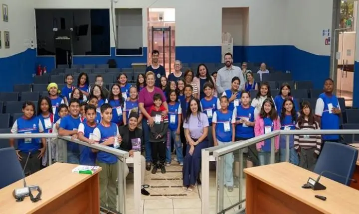 Estudantes participam de palestra do Agosto Lilás, durante a Visita Guiada