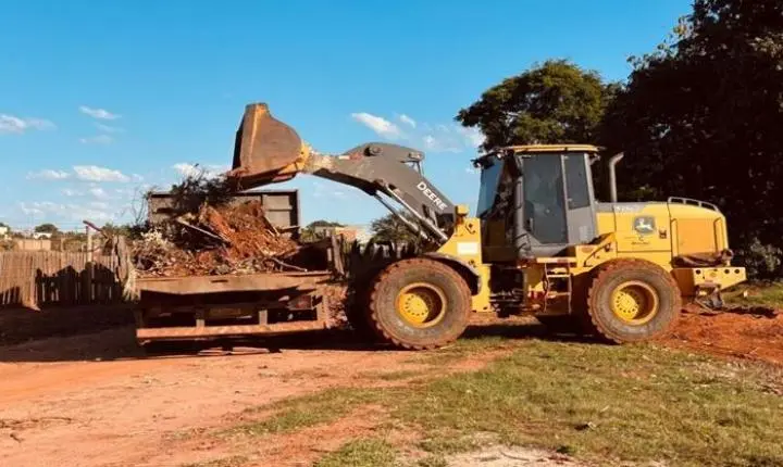 Meio Ambiente realiza força-tarefa de limpeza no bairro Chácara Imperial