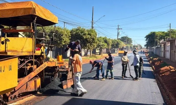 Moradores do Jardim Maristela e região comemoram chegada do asfalto e lembram que “quando chovia, nem conseguíamos sair de casa”