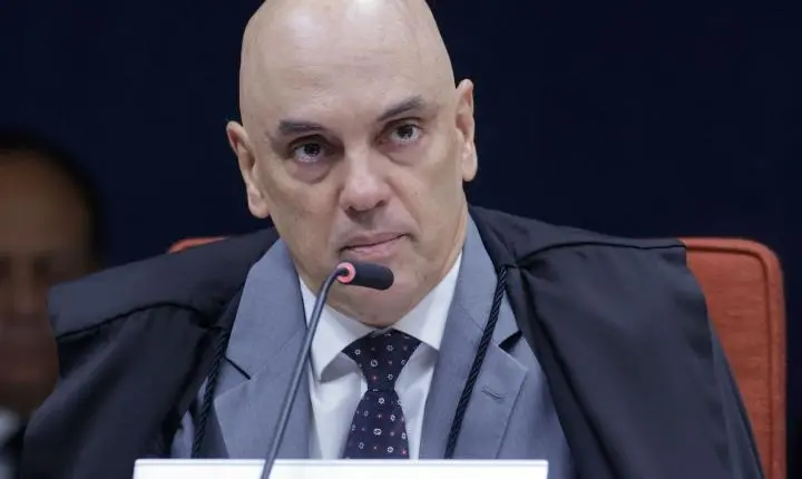 Moraes pede parecer da PGR sobre incluir Jair e Flávio em inquérito