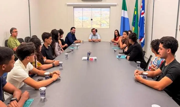 Parlamento Jovem apresenta propostas ao prefeito e fortalece protagonismo da juventude 