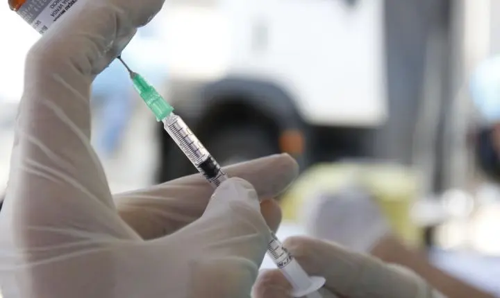 Paulistanos enfrentam filas para tomar vacina contra sarampo 