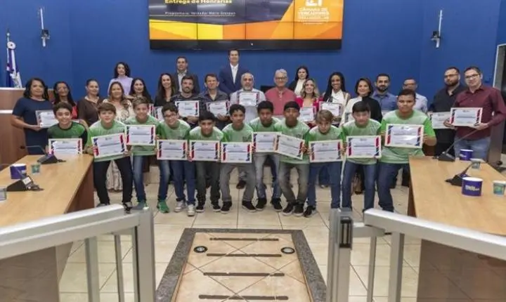 Por meio de uma propositura do vereador Mário Grespan, aconteceu uma sessão solene com outorga de honrarias para pessoas e instituições que prestam relevantes serviços ao município, contribuindo para uma cidade pujante