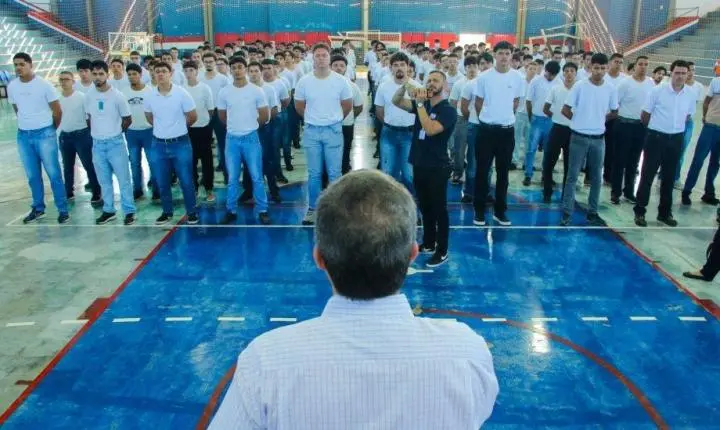 Prefeito participa da cerimônia de juramento à Bandeira Nacional e entrega de certificados de dispensa militar