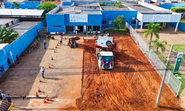 Prefeitura amplia vagas de estacionamento em frente à UPA 24h com pavimentação executada por equipe própria
