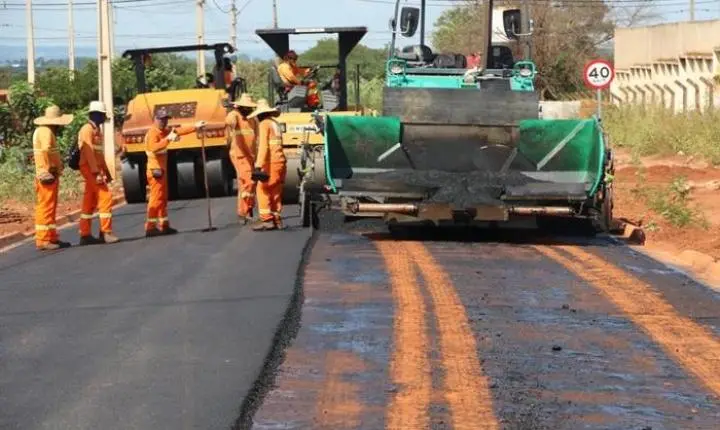 Prefeitura avança com pavimentação no Jardim das Primaveras após conclusão da drenagem