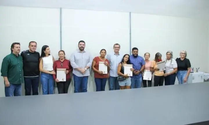 Prefeitura entrega escrituras a moradores do Orquídeas e transforma espera de décadas em realidade