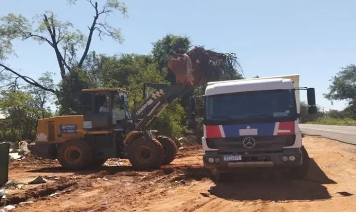 Prefeitura realiza limpeza de lixeiras próximas às rodovias e alerta sobre descarte irregular