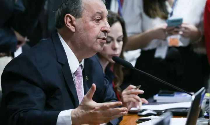 Relator da CCJ do Senado vota a favor da PEC do fim da escala 6x1