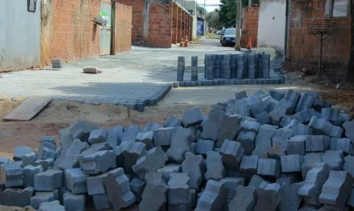 Rua Santa Branca recebe pavimento intertravado e adota conceito de rua compartilhada no Jardim Itamaraty