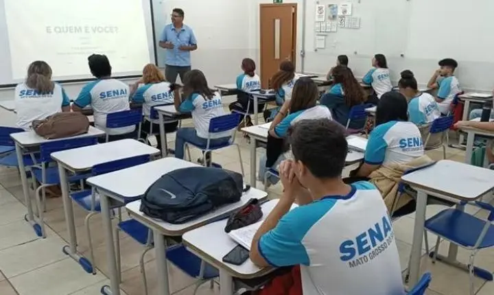 Senai oferece auxílio de R$ 300 por mês para quem fizer cursos técnicos gratuitos