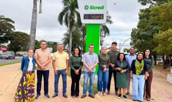 Três Lagoas ganha relógio digital urbano por meio de parceria entre Prefeitura e Sicredi