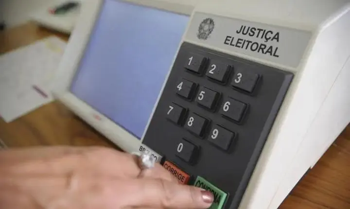 TSE encerra julgamento de candidaturas e lacra sistemas das urnas nesta segunda