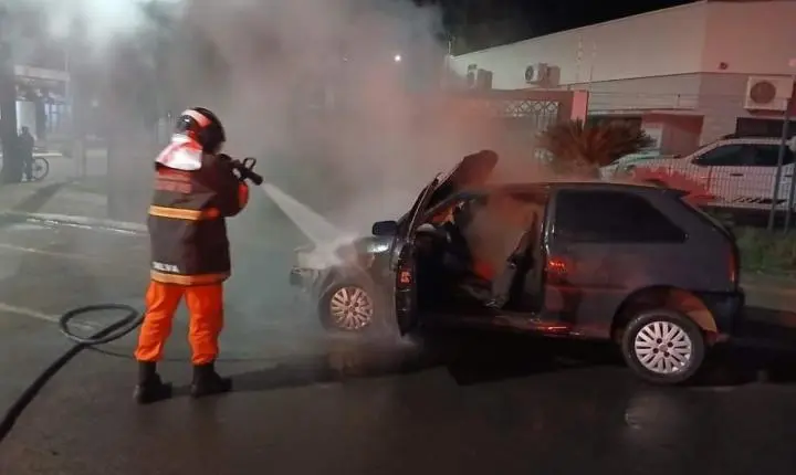 Veículo pega fogo em frente à Câmara Municipal e mobiliza Bombeiros