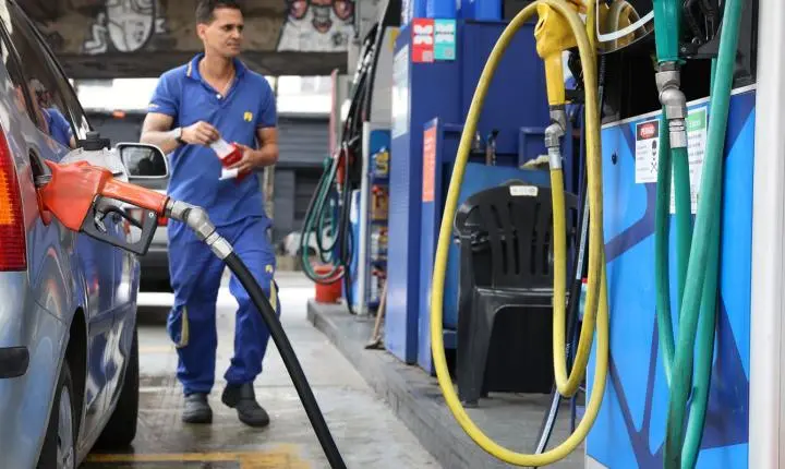 Vendas no comércio recuam 1,5% em abril, impactadas por combustíveis
